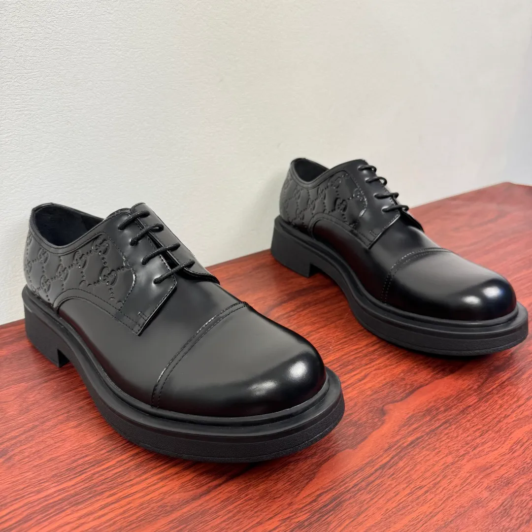Batch 780 Gucci/Gucci new men's lace-up shoes with GG details, glossy cow leather derby shoes! Rooted in the brand's heritage, these men's lace-up shoes are crafted from premium open-edge beaded calf leather and feature GG-print embossed suede details in homage to Gucci's iconic monogram. The rubber sole decorated with GG pattern adds a touch of modern fashion to this design. Typical three-joint style design. European and American classic version, full calfskin lining. The overall upper texture is soft and the lining is comfortable and breathable. 2CM thickened soft rubber sole, easy to control. Versatile and stylish upper foot, multiple colors available to meet different matching needs, complete package! Size: 39-40-41-42-43-44 leather shoe size (38.45.46 can be customized) Item number: 7826Z open edge beads black